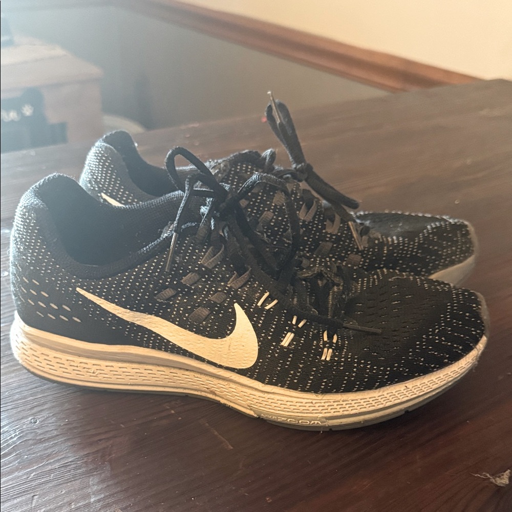 Nike zoom wkth dynamic support in Black White and grey color Athletic Sneakers